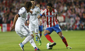 Temporada 12/13. Final Copa del Rey 2012-13. Real Madrid - Atlético de Madrid. Radamel Falcao se intenta ir de Khedira
